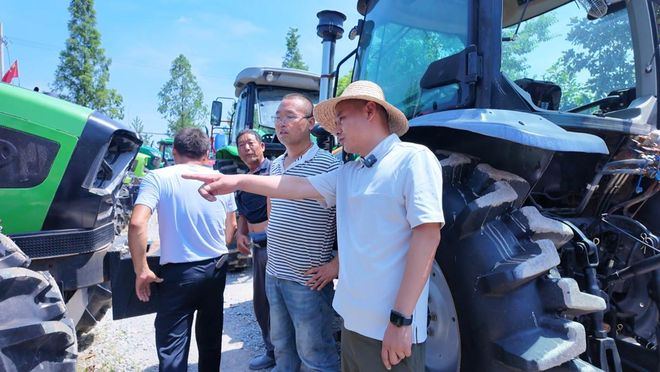 闪亮新主播丨谁说农机不能潮？从田间到云端“农机一哥”实现逆袭(图2)
