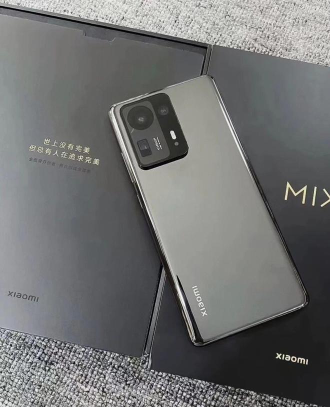 当年6299元的小米“发烧”机皇如今二手688元全面屏不打孔(图2)