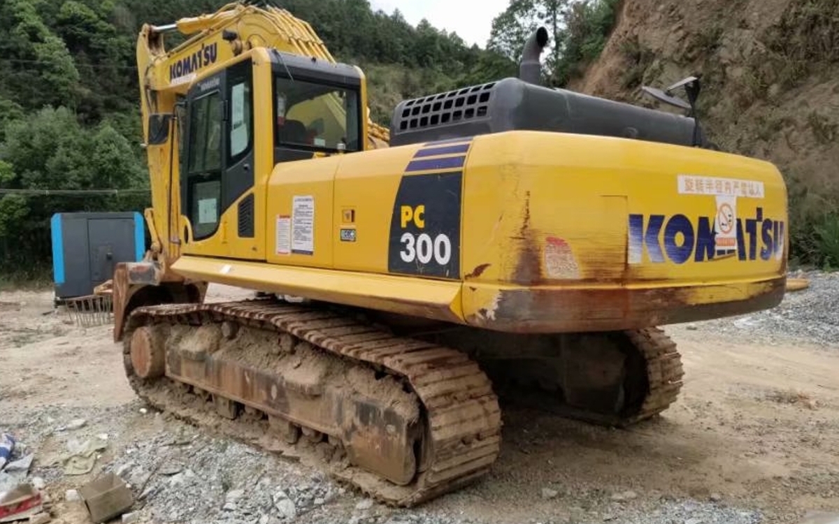 27岁河南小伙开挖机游中国成网红铁汉柔情！温相普的318国道传奇义务助人引爆流量安全与梦想如何平衡？(图1)