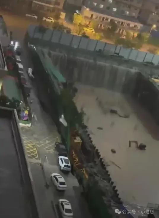 太原暴雨一处路基塌陷工地挖掘机被淹…(图2)