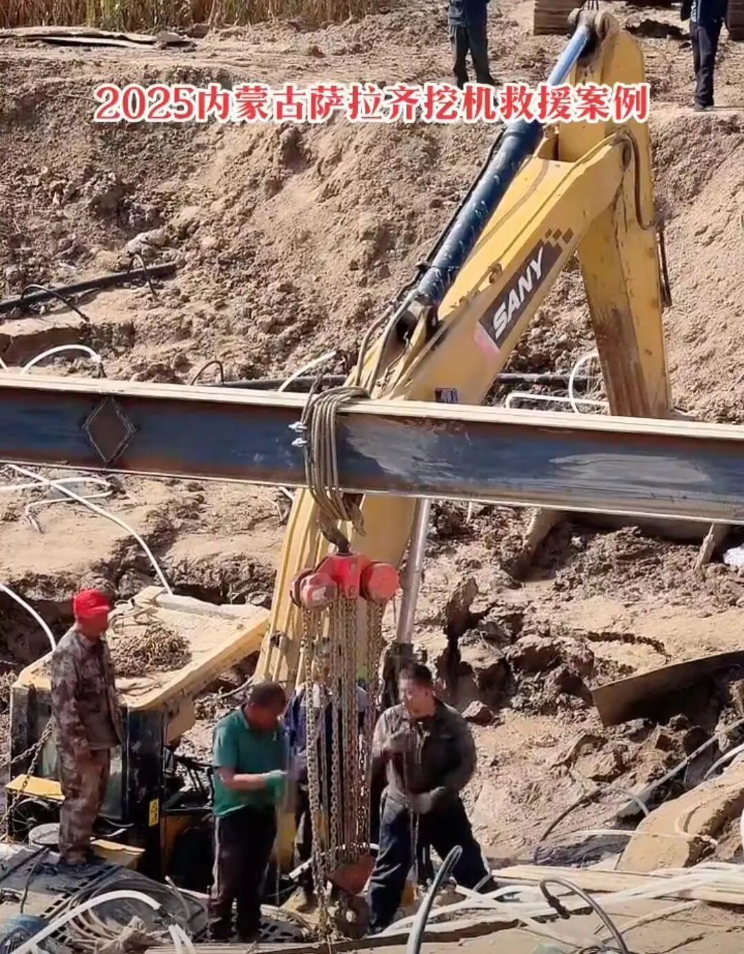 挖机抗洪抢险陷入沼泽近两月六组施工队救援未能助它脱困目击者：价值36万挖机目前泡水里救援工作暂时停滞(图3)