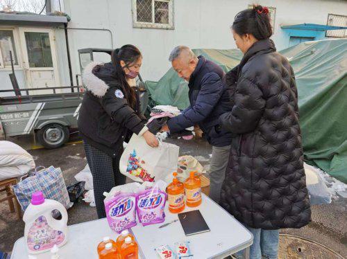 雪后寒天暖意盛 海淀街道再生资源回收活动便民暖人心(图2)