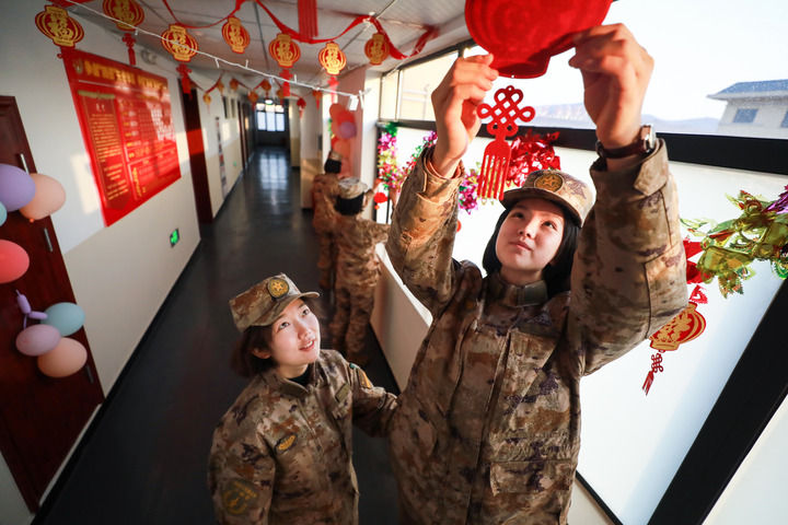 新春走基层·战位迎春丨大山深处：鞭炮声声 笑声朗朗——火箭军某部春节见闻(图1)