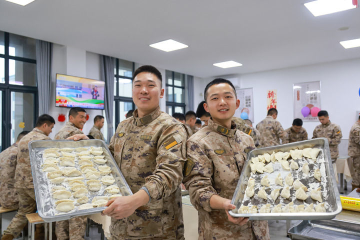 新春走基层·战位迎春丨大山深处：鞭炮声声 笑声朗朗——火箭军某部春节见闻(图2)