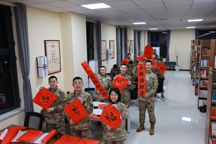 新春走基层·战位迎春丨大山深处：鞭炮声声 笑声朗朗——火箭军某部春节见闻(图3)