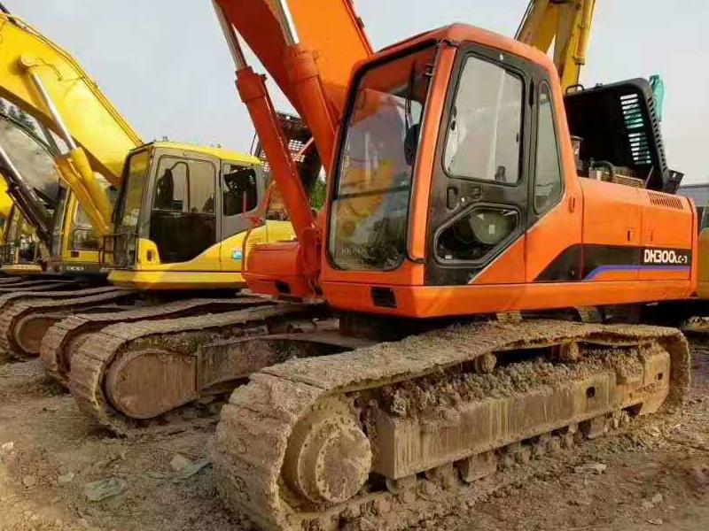 环球海关二手挖掘机批发市场(图1)